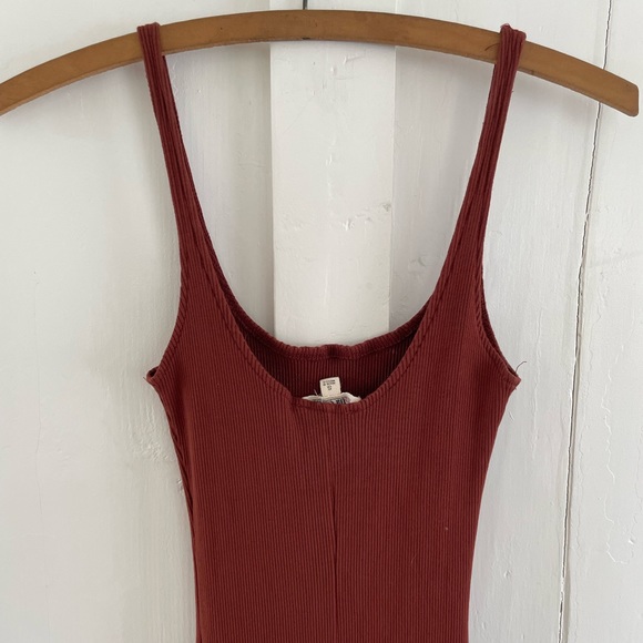 Ribbed Maroon Bodicon Midi Dress - Picture 3 of 4